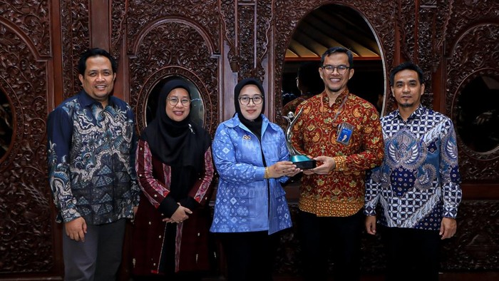 Pusri Palembang saat menerima penghargaan Proper Hijau dari KLH