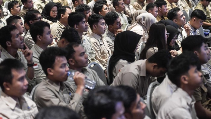 Sejumlah Kepala Satuan Pelayanan Pemenuhan Gizi (SPPG) mengikuti rapat koordinasi dan evaluasi Program Makan Bergizi Gratis (MBG) Badan Gizi Nasional (BGN) di Kota Tasikmalaya, Jawa Barat, Jumat (10/4/2026). Sebanyak 784 peserta dari perwakilan kasatpel, yayasan, dan mitra MBG mengikuti bimbingan teknis Tauwas Care atau platform digital resmi BGN untuk memantau, mengawasi, dan mengevaluasi operasional SPPG guna mengoptimalkan pelaksanaan pemantauan dan pengawasan di Jawa Barat. ANTARA FOTO/Adeng Bustomi/wsj.