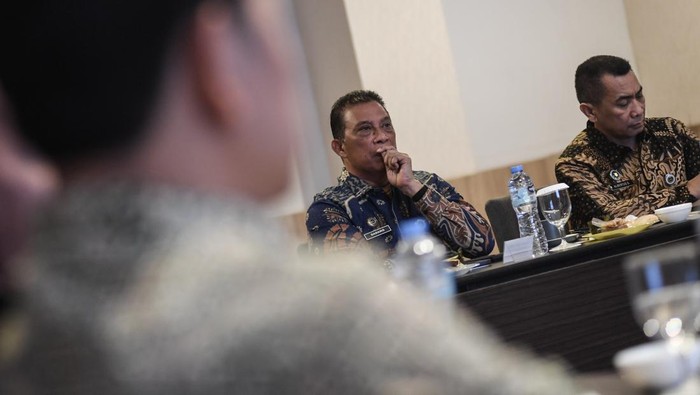 Bupati Tasikmalaya Cecep Nurul Yakin (kiri), Deputi Bidang Pemantauan dan Pengawasan Badan Gizi Nasional (BGN) Letjen TNI Purn Dadang Hendrayudha (tengah) dan Direktur Pemantauan dan Pengawasan Wilayah II BGN Brigjen TNI Albertus Dony Dewantoro (kanan) menghadiri rapat koordinasi dan evaluasi Program Makan Bergizi Gratis (MBG) BGN di Kota Tasikmalaya, Jawa Barat, Jumat (10/4/2026). Sebanyak 784 peserta dari perwakilan kasatpel, yayasan, dan mitra MBG mengikuti bimbingan teknis Tauwas Care atau platform digital resmi BGN untuk memantau, mengawasi, dan mengevaluasi operasional SPPG guna mengoptimalkan pelaksanaan pemantauan dan pengawasan di Jawa Barat. ANTARA FOTO/Adeng Bustomi/wsj.
