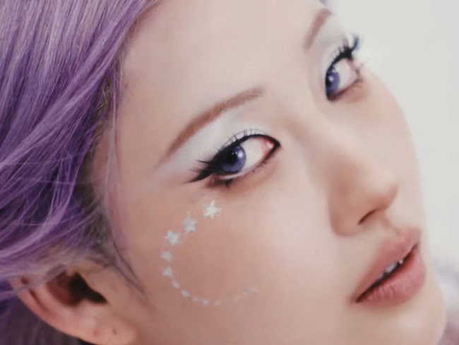 RISABAE dikenal sebagai makeup artist legendaris di industri kecantikan Korea Selatan. Ia merias wajah HyunA, CL, Sunmi, Jessi, Chungha, hingga Hwasa. Dan kini siap menyusul jejak para kliennya sebagai solois. Foto: dok. Instagram @risabae_art