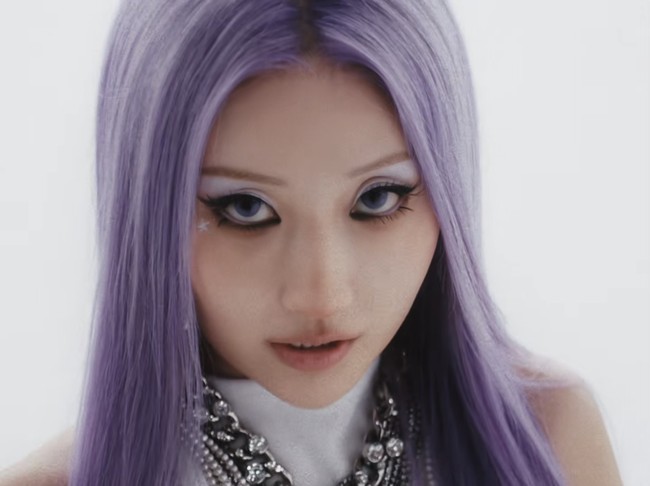 Siapa sangka ikon kecantikan industri kecantikan Korea Selatan ini akan merilis single pertamanya, SPECTRUM bersamaan dengan video klip pada 8 April 2026. Ia memilih lagu bergenre UK Garage yang upbeat dengan koreografi enerjik dan lirik full berbahasa Inggris. Foto: dok. Instagram @risabae_art