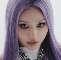 Siapa sangka ikon kecantikan industri kecantikan Korea Selatan ini akan merilis single pertamanya, SPECTRUM bersamaan dengan video klip pada 8 April 2026. Ia memilih lagu bergenre UK Garage yang upbeat dengan koreografi enerjik dan lirik full berbahasa Inggris. Foto: dok. Instagram @risabae_art