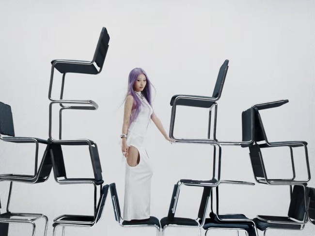 “Aku bukan hanya seorang influencer. Apa pun yang terjadi aku adalah seorang creator,” demikian bunyi lirik lagunya. RISABAE yang kini bernaung di bawah ICE CREATIVE, ingin dipandang publik sebagai seniman. Ia juga mendirikan brand kecantikan TWO SLASH FOUR. Foto: dok. Instagram @risabae_art