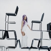 “Aku bukan hanya seorang influencer. Apa pun yang terjadi aku adalah seorang creator,” demikian bunyi lirik lagunya. RISABAE yang kini bernaung di bawah ICE CREATIVE, ingin dipandang publik sebagai seniman. Ia juga mendirikan brand kecantikan TWO SLASH FOUR. Foto: dok. Instagram @risabae_art