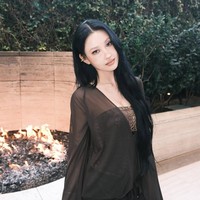 Awalnya RISABAE belajar makeup secara otodidak dan banyak bereksperimen. Ia mulai aktif membuat konten YouTube pada 2015 dan meraih popularitas pesat, sukses mengumpulkan 2,68 juta subscribers. Foto: dok. Instagram @risabae_art