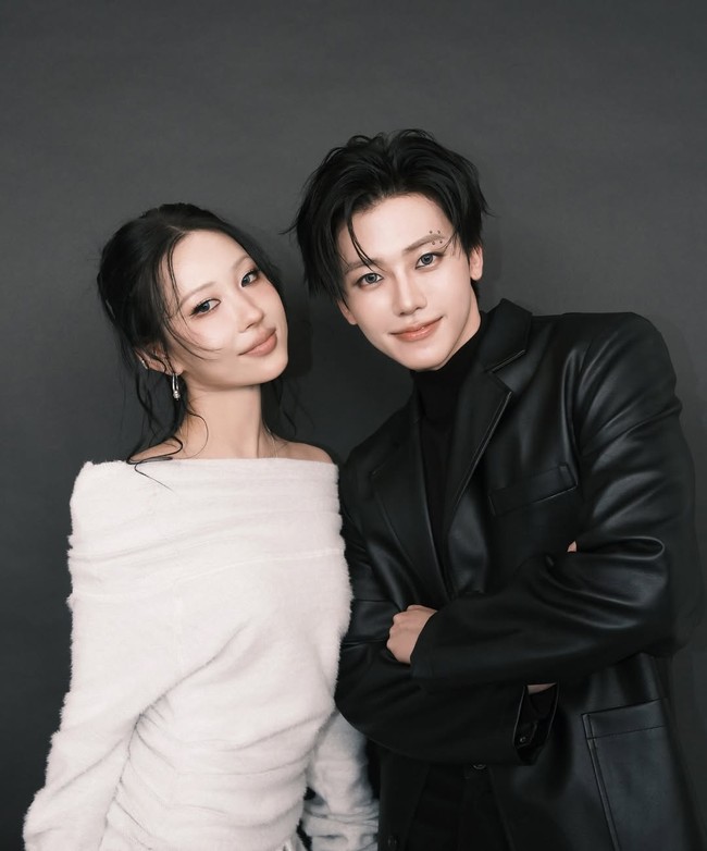 RISABAE aktif mengunggah konten mingguan bahkan baru-baru ini ia mengundang Jisoo BLACKPINK, Ahyeon BABYMONSTER, Jaemin NCT, serta Ella Gross MEOVV sebagai model untuk konten YouTube-nya. Para idol KPop mencoba make up bold dan edgy ala RISABAE. Foto: dok. Instagram @risabae_art