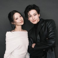 RISABAE aktif mengunggah konten mingguan bahkan baru-baru ini ia mengundang Jisoo BLACKPINK, Ahyeon BABYMONSTER, Jaemin NCT, serta Ella Gross MEOVV sebagai model untuk konten YouTube-nya. Para idol KPop mencoba make up bold dan edgy ala RISABAE. Foto: dok. Instagram @risabae_art