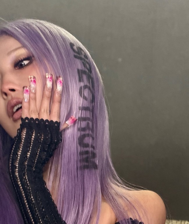 Debut RISABAE mendapat sambutan positif dari netizen Korea. Banyak netizen yang tidak menyangka, di luar tangan ajaibnya, RISABAE punya kemampuan tarik suara yang tak kalah oke dari klien artis KPop-nya. Foto: dok. Instagram @risabae_art