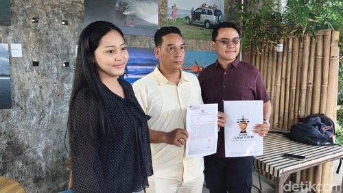 Sambas Antonius Nainggolan (tengah) bersama dua orang rekannya dari Syra Lawfirm saat memberi keterangan di Denpasar, Jumat (10/4/2026).