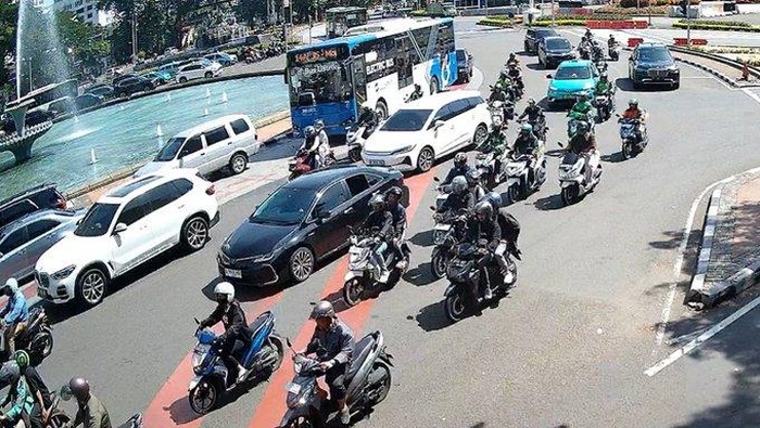 Situasi arus lalu lintas di Traffic light Patung Kuda Monas Jakarta Pusat terpantau ramai lancar pukul 09.46 WIB (dok. TMC Polda Metro)