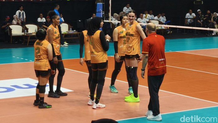 Skuad Popsivo Polwan, saat berlaga melawan Electric PLN Mobile, pada putaran Final Four Kedua, di GOR Sritex Arena, Solo, Jumat (10/4/2026).