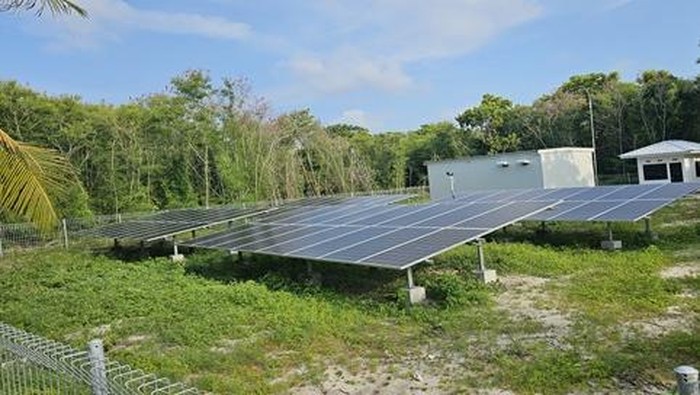Solar panel PLTS Saebus yang berada di Pulau Saebus Kecamatan Sapeken Kabupaten Sumenep Madura