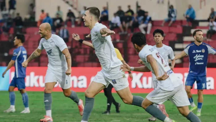Striker PSM Makassar Luka Cumic selebrasi usai mencetak gol ke gawang PSIM Yogyakarta dalam laga di Stadion Sultan Agung.