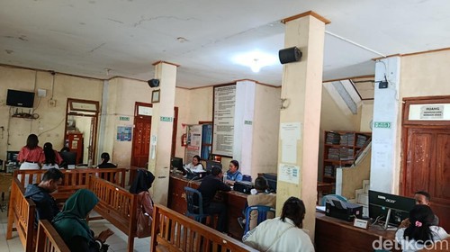 Suasana pelayanan masyarakat di kantor Disdukcapil Manggarai Barat saat hari pertama penerapan WFH pada Jumat (10/4/2026). (Foto: Ambrosius Ardin/detikBali)