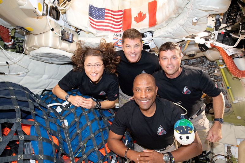 Sukses Pecah Rekor, Kru Artemis II Siap Pulang ke Bumi The NASA Artemis II crew, Mission Specialist Christina Koch, Mission Specialist Jeremy Hansen, Commander Reid Wiseman, and Pilot Victor Glover, pose for a group photo inside the Orion spacecraft on their way home following a flyby of the far side of the Moon on April 6, 2026. NASA/Handout via REUTERS THIS IMAGE HAS BEEN SUPPLIED BY A THIRD PARTY. REFILE - CORRECTING DATE FROM