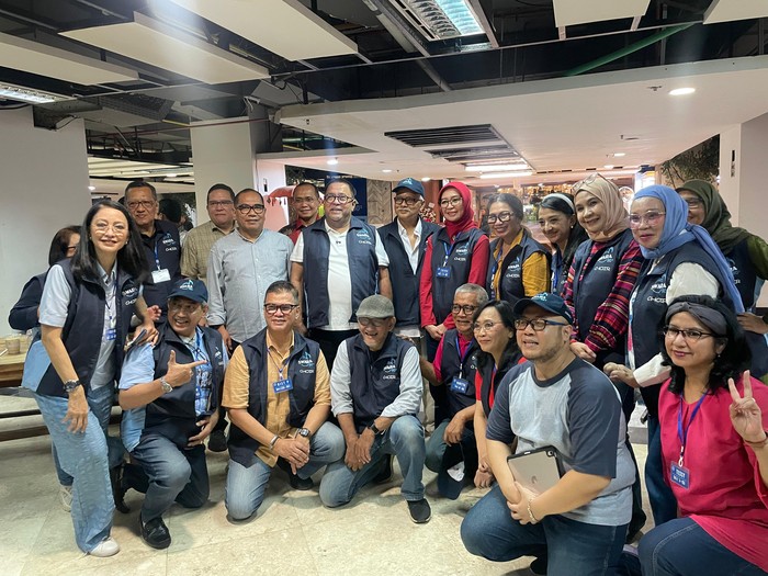 Setiap Kamis, Swara Jakarta 80s berlatih di Pasar Raya Blok M. Dengan semangat, mereka menyanyikan lagu-lagu nostalgia dan siap tampil di Jakarta.