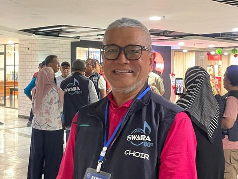 Setiap Kamis, Swara Jakarta '80s berlatih di Pasar Raya Blok M. Dengan semangat, mereka menyanyikan lagu-lagu nostalgia dan siap tampil di Jakarta.