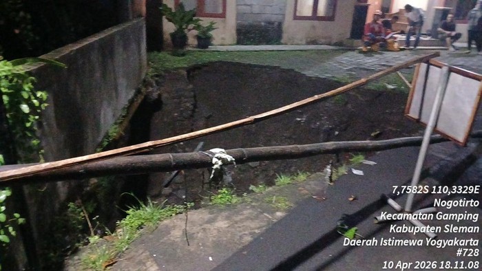 Hujan lebat disertai angin kencang melanda wilayah Kabupaten Sleman, Daerah Istimewa Yogyakarta, Jumat (10/4) sore. 