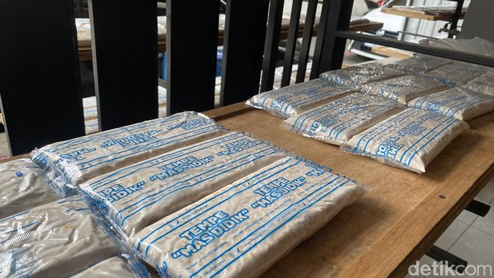 Harga tempe dari produsen di Kecamatan Gayamsari, Kota Semarang, naik jadi Rp 5.000 per plastik ukuran 400 gram. 