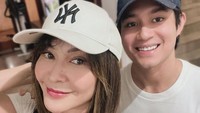 Tamara Bleszynski membagikan beberapa foto masa kecil Teuku Rassya di Instagram. Ia lalu menuliskan pesan haru ke anaknya yang mau menikah. (Foto: dok Instagram tamarableszynskiofficial)