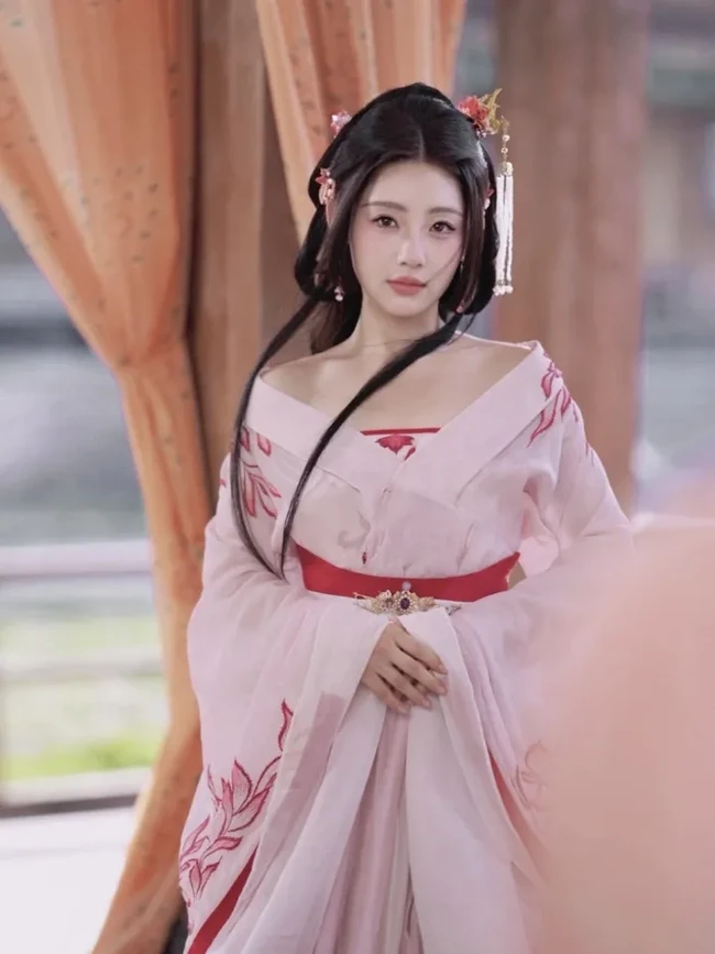 Potret Aktris Dijuluki Dewi Drama Pendek China Tiba-tiba Pensiun di Usia 26