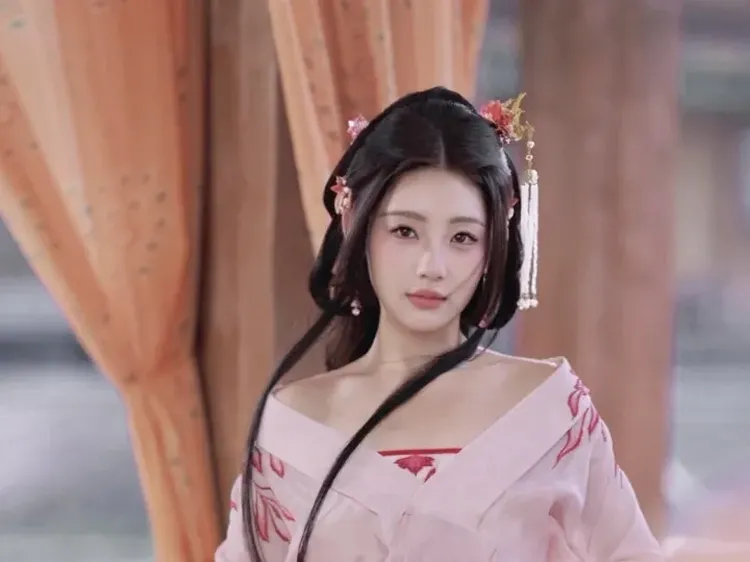 Potret Aktris Dijuluki Dewi Drama Pendek China Tiba-tiba Pensiun di Usia 26