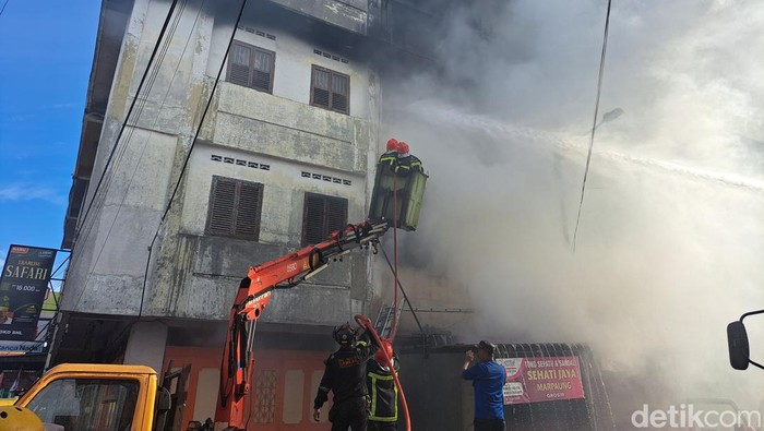 Toko sepatu di Pematangsiantar terbakar. (Heri Rafael/detikSumut)