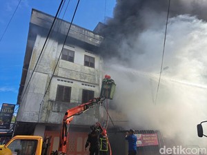 Toko Sepatu di Pajak Horas Pematangsiantar Terbakar