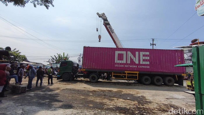 Proses evakuasi truk kontainer yang melintang di jalan akibat kecelakaan di Jalan Prof. Dr. Hamka, Kecamatan Ngaliyan, Kota Semarang.