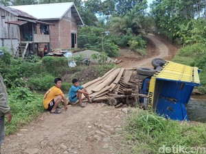Truk Terjun ke Sungai Saat Lintasi Jembatan di Lubuklinggau