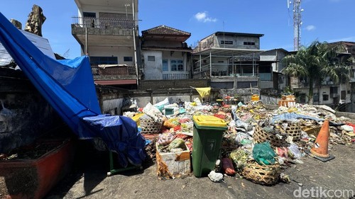 Tumpukan sampah di Pasar Badung, Jumat (10/4/2025).