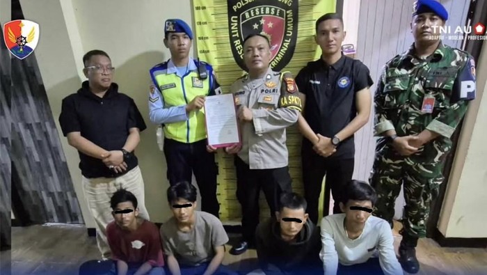 Video transaksi obat keras ilegal di seberang markas TNI AU di Jl Raya Pondok Gede, Jaktim viral lagi di medsos. Empat pelaku dibekuk dan diserahkan ke polisi. (dok Lanud Halim)