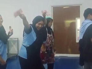 Viral Relawan SPPG Joget-Tebar Duit di Dapur