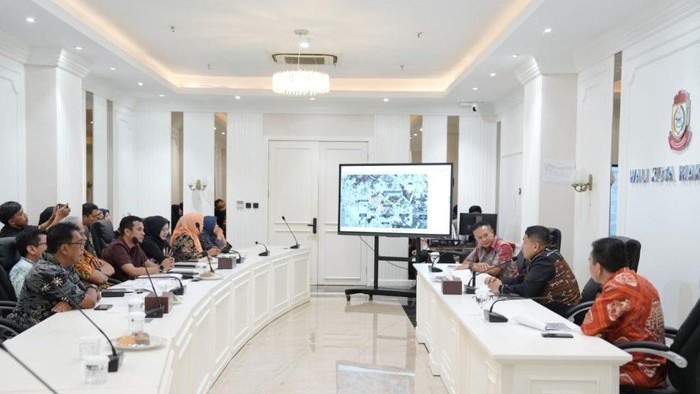 Wali Kota Makassar Munafri Appi Arifuddin memimpin rapat pembahasan pembangunan Jalan Alternatif Leimena-Antang.