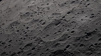 Peeking at Earth -> Download Foto: NASA