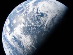 Link Download Wallpaper Bumi-Bulan Artemis II untuk iPhone & Android