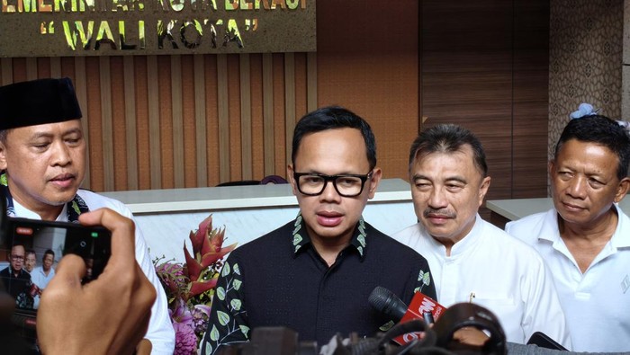 Wamendagri Bima Arya mengecek kebijakan work from home (WFH) di Pemkot Bekasi