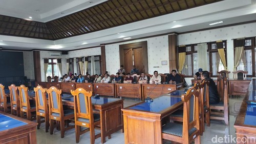 Warga Desa Pegayaman menggeruduk Kantor DPRD Buleleng menuntut kejelasan ganti rugi pembebasan lahan proyek shortcut Singaraja-Mengwitani titik 9 dan 10, Jumat (10/4/2026). (Made Wijaya Kusuma)