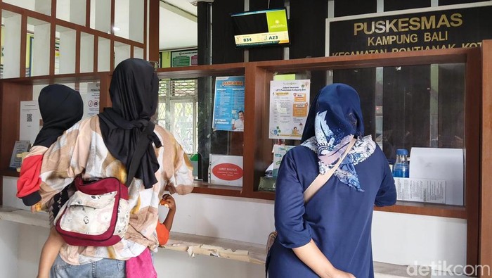 Warga melakukan pendaftaran untuk berobat di loket Puskesmas Kampung Bali, Pontianak.