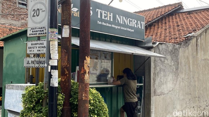 Warung Es Teh Ningrat di Kecamatan Gayamsari, Kota Semarang, Jumat (10/4/2026).