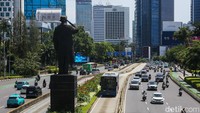 Sejumlah kendaraan melintas di ruas jalan Jenderal Sudirman saat kebijakan work from home (WFH) bagi aparatur sipil negara (ASN) diterapkan di Jakarta, Jumat (10/4/2026).