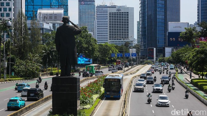 Sejumlah kendaraan melintas di ruas jalan Jenderal Sudirman saat kebijakan work from home (WFH) bagi aparatur sipil negara (ASN) diterapkan di Jakarta, Jumat (10/4/2026).

Pemerintah Provinsi DKI Jakarta menerapkan kebijakan WFH satu hari dalam sepekan sebagai bagian dari upaya efisiensi energi di tengah dinamika global.