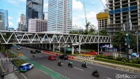 Kondisi lalu lintas di sejumlah ruas jalan utama terpantau lebih lengang dibandingkan hari kerja biasa. Meski demikian, aktivitas kendaraan tetap terlihat di beberapa titik seiring mobilitas masyarakat yang tetap berjalan.