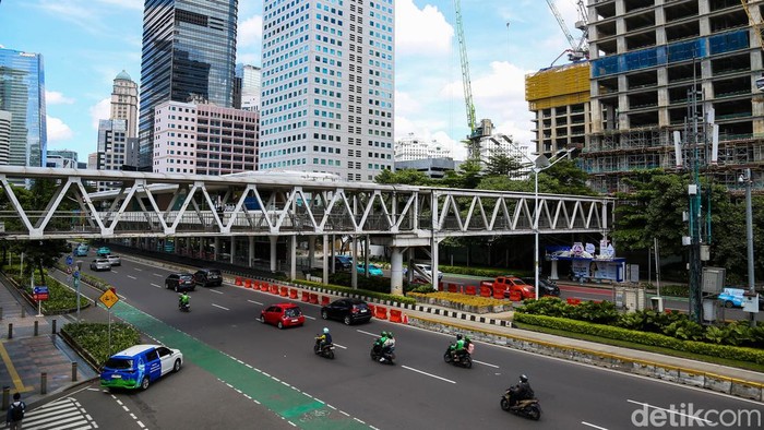 Sejumlah kendaraan melintas di ruas jalan Jenderal Sudirman saat kebijakan work from home (WFH) bagi aparatur sipil negara (ASN) diterapkan di Jakarta, Jumat (10/4/2026).

Pemerintah Provinsi DKI Jakarta menerapkan kebijakan WFH satu hari dalam sepekan sebagai bagian dari upaya efisiensi energi di tengah dinamika global.