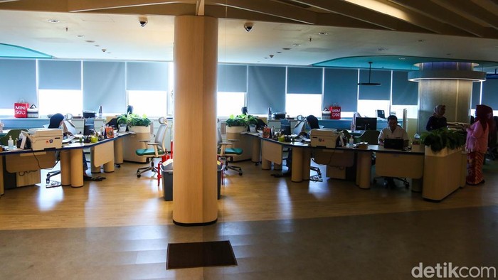 Sejumlah kendaraan melintas di ruas jalan Jenderal Sudirman saat kebijakan work from home (WFH) bagi aparatur sipil negara (ASN) diterapkan di Jakarta, Jumat (10/4/2026).

Pemerintah Provinsi DKI Jakarta menerapkan kebijakan WFH satu hari dalam sepekan sebagai bagian dari upaya efisiensi energi di tengah dinamika global.