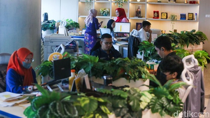 WFH Jumat, Upaya Jakarta Hemat Energi dan Kurangi Macet Sejumlah kendaraan melintas di ruas jalan Jenderal Sudirman saat kebijakan work from home (WFH) bagi aparatur sipil negara (ASN) diterapkan di Jakarta, Jumat (10/4/2026). Pemerintah Provinsi DKI Jakarta menerapkan kebijakan WFH satu hari dalam sepekan sebagai bagian dari upaya efisiensi energi di tengah dinamika global.