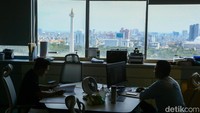 Beberapa ASN Pemprov DKI Jakarta tetap menjalani kerja mereka di dalam kawasan gedung Balaikota.