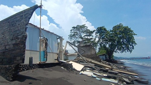 Kondisi rumah warga pesisir pantai Monggalan Desa Kusamba yang terdampak abrasi. IST.