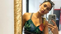 Aghniny Haque kembali selfie dengan memakai atasan model lilit desain menyerupai kutang dengan motif bunga. Ia juga tampak memakai kacamata di atas kepalanya. (Foto: dok Instagram aghninyhaque)