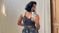 Aghniny Haque selfie dengan memakai crop top potongan tali melingkari leher bermotif garis hitam-putih dan bawahan skort motif bunga. (Foto: dok Instagram aghninyhaque)